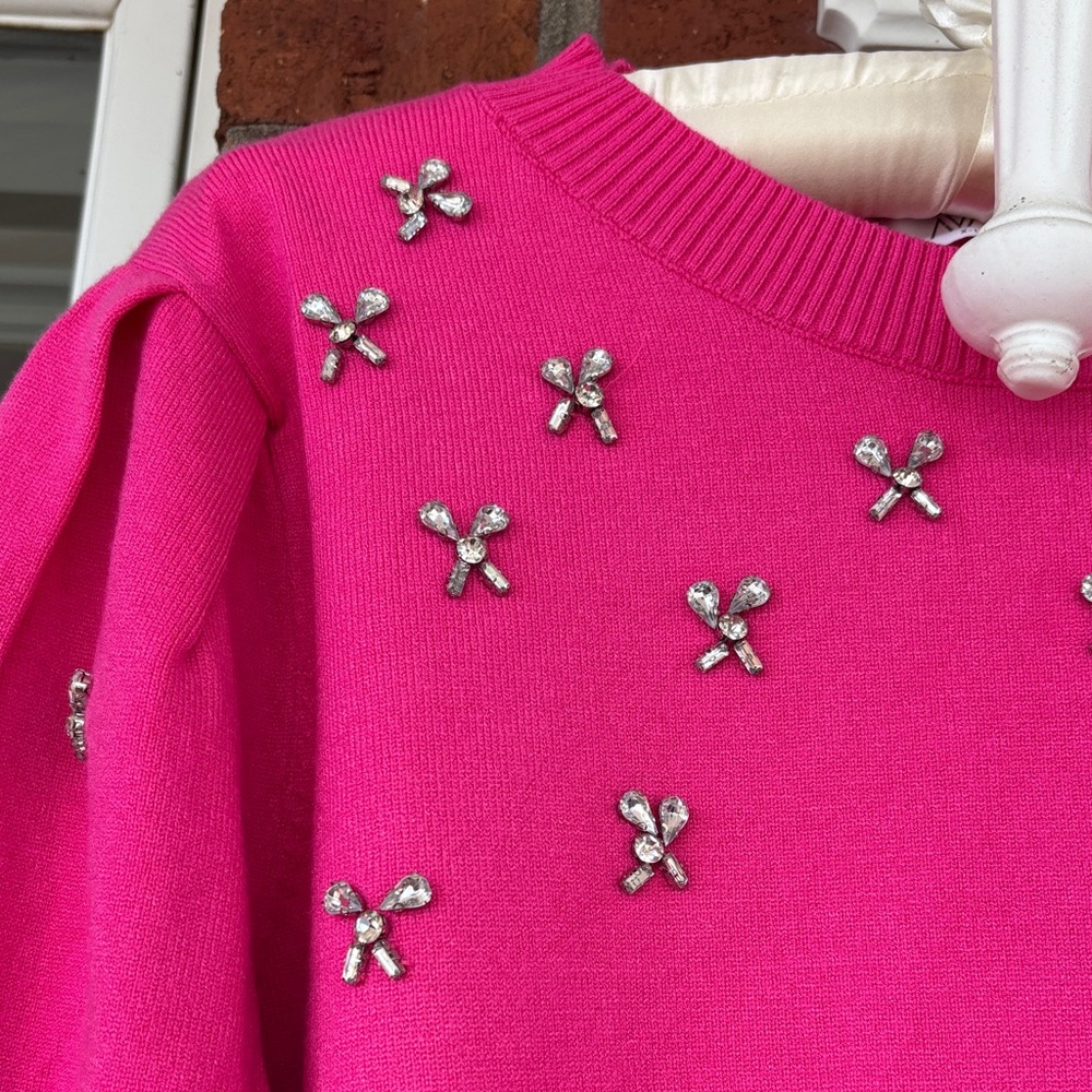 Avara size XL rhinestone embellished pink sweater in excellent condition.